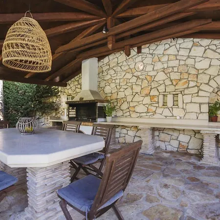 Lilly With Private Pool Villa Kypseli