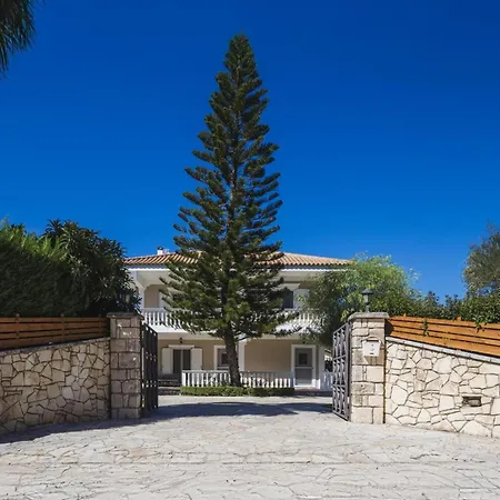 Lilly With Private Pool Vilă *