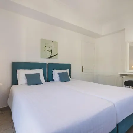 Lilly With Private Pool