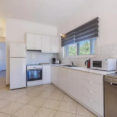 Lilly With Private Pool Vilă