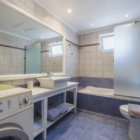 Lilly With Private Pool Vilă *