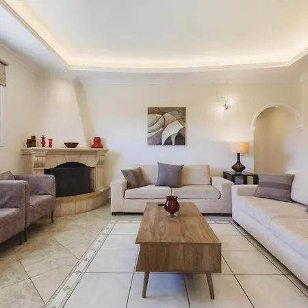 Lilly With Private Pool Kypseli