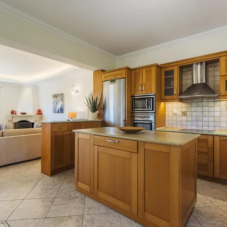 Lilly With Private Pool