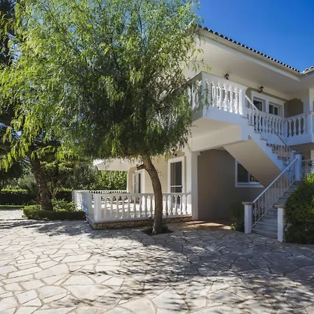 Lilly With Private Pool Vilă